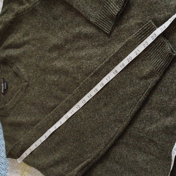 Eddie Bauer Large 100% Lambswool Olive Green V-Neck Sweater - Picture 7 of 12